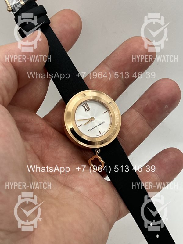 Товар Van Cleef & Arpels Alhambra Charms Mini VCARO4HU00 Фото 3 - Van Cleef & Arpels Alhambra Charms Mini VCARO4HU00