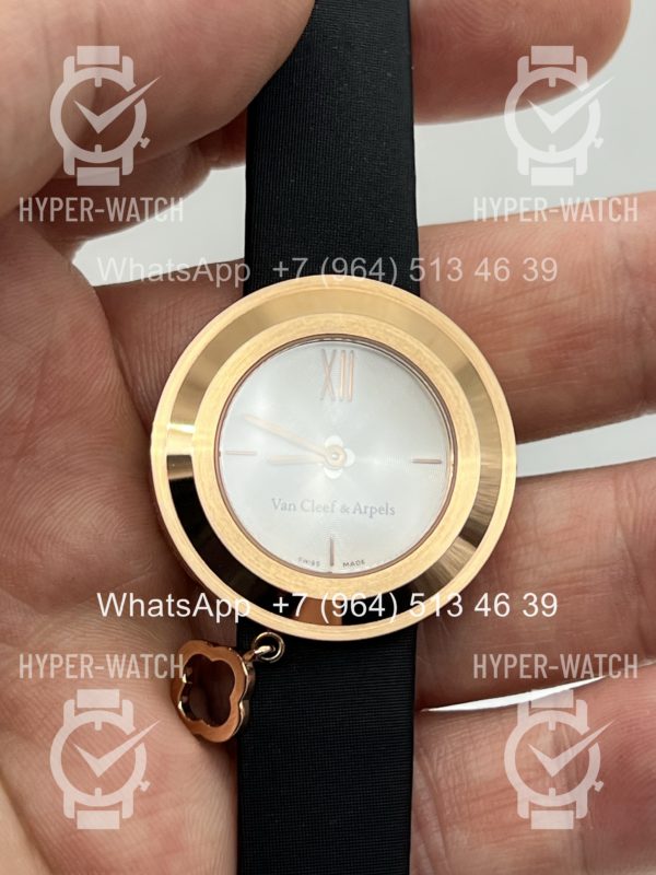 Товар Van Cleef & Arpels Alhambra Charms Mini VCARO4HU00 Фото 7 - Van Cleef & Arpels Alhambra Charms Mini VCARO4HU00