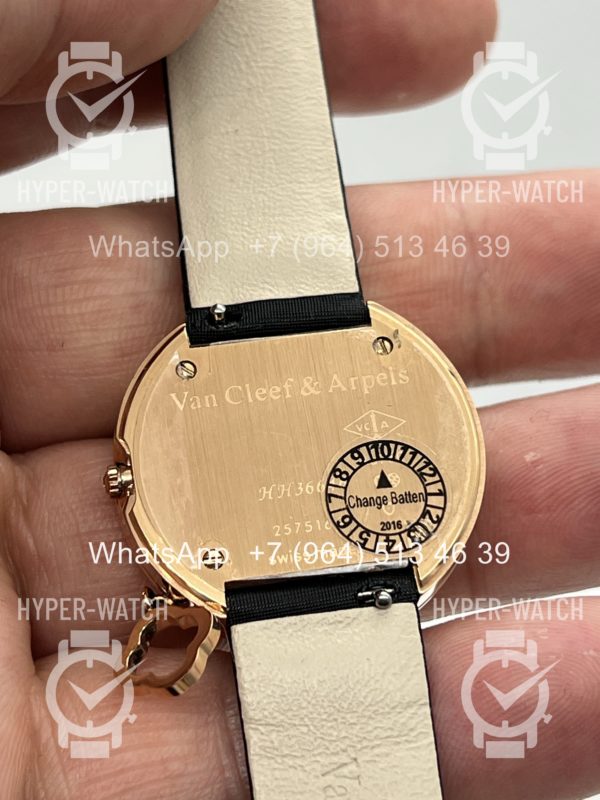 Товар Van Cleef & Arpels Alhambra Charms Mini VCARO4HU00 Фото 14 - Van Cleef & Arpels Alhambra Charms Mini VCARO4HU00