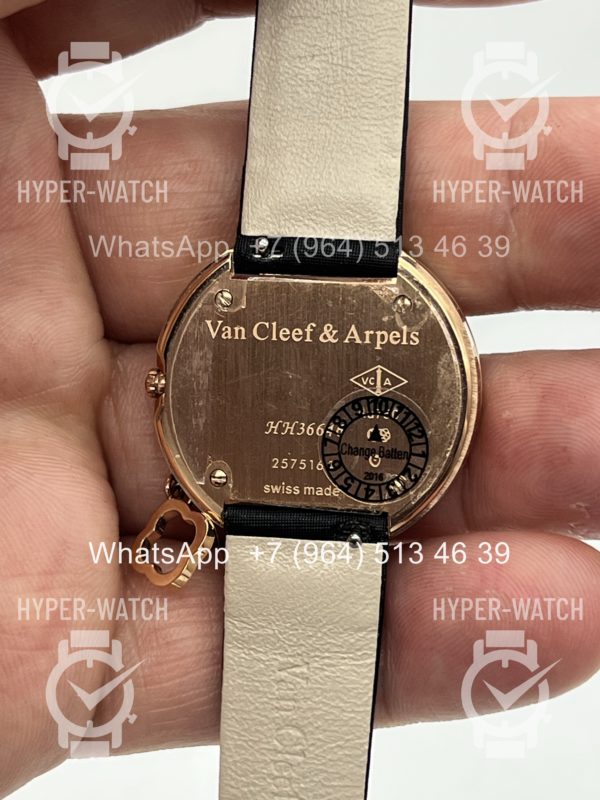 Товар Van Cleef & Arpels Alhambra Charms Mini VCARO4HU00 Фото 15 - Van Cleef & Arpels Alhambra Charms Mini VCARO4HU00